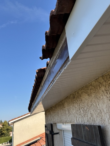 Travaux de toiture à Corbas : habillage planche de rive & pose de gouttières