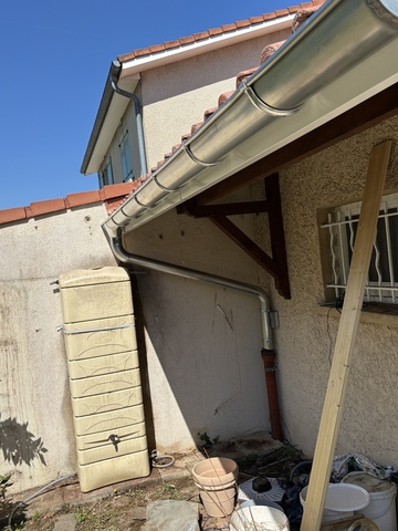 Travaux de toiture à Corbas : habillage planche de rive & pose de gouttières