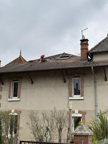 Pose de fenêtres de toit Velux avec volet roulant à Meximieux : faites appel à Mike Vanhorick