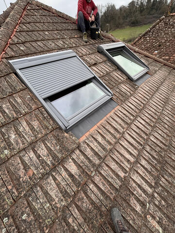Pose de fenêtres de toit Velux avec volet roulant à Meximieux : faites appel à Mike Vanhorick