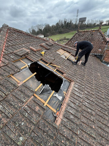 Pose de fenêtres de toit Velux avec volet roulant à Meximieux : faites appel à Mike Vanhorick